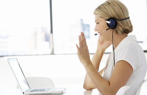 Picture of lady with headset waving when closing the call
