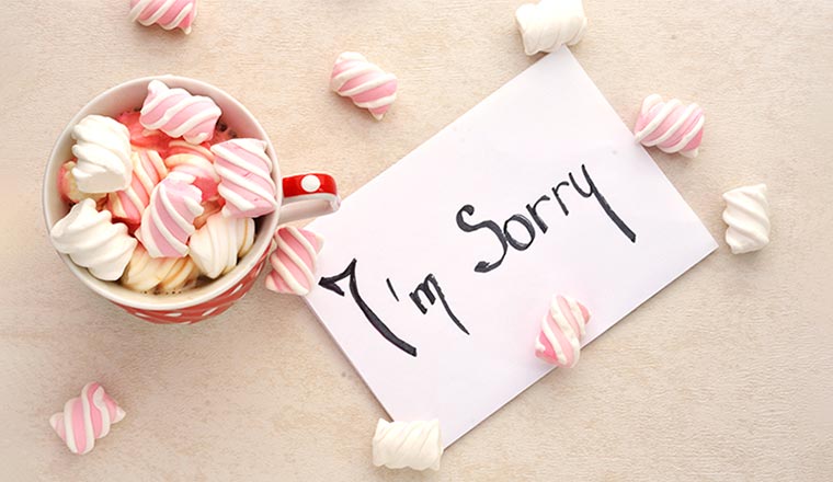 A note with I'm sorry, and marshmallows on a light