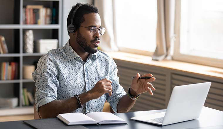 A photo of a customer service advisor having a conversation