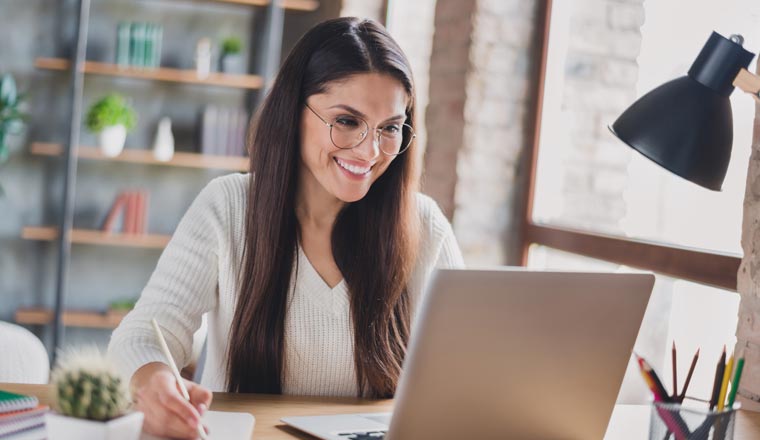 A picture of an agent working on laptop