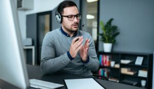 A picture of an agent talking to customer