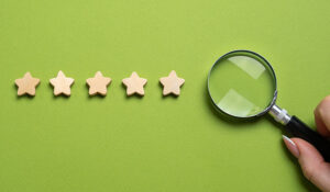 5 stars on a green background with a magnifying glass